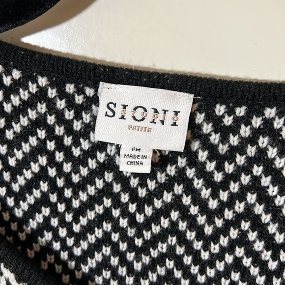 Sioni Women’s Sweater Silver Zipper Black And White Chevron Pattern - Picture 2 of 8